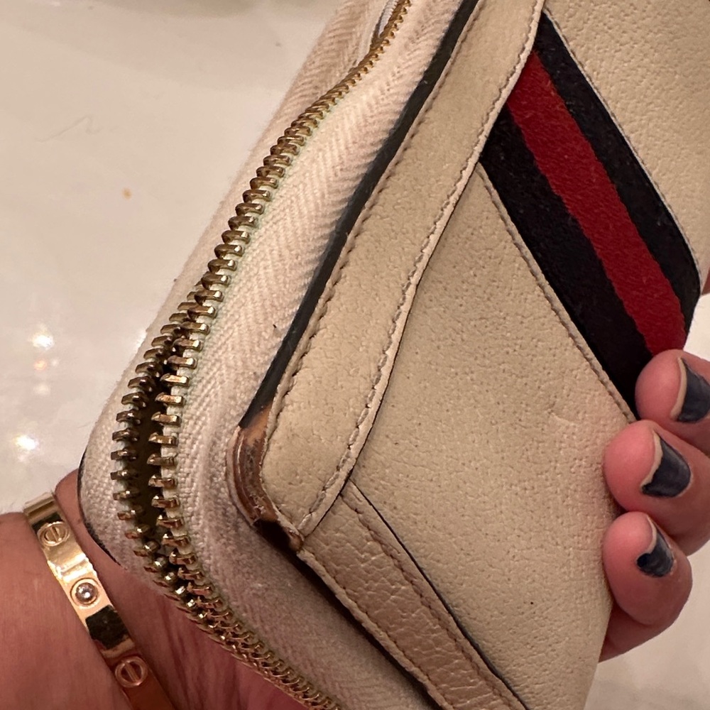 Gucci Beige Leather Wallet with Gold Logo - Picture 9 of 10
